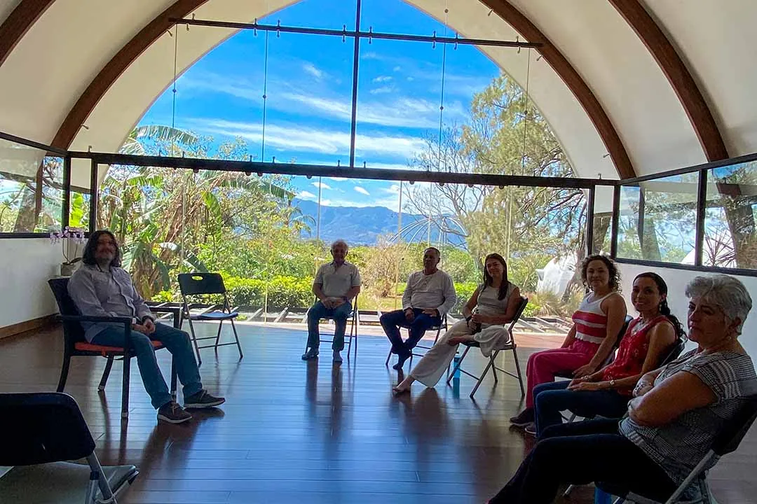 Taller presencial de constelaciones chamánicas: participantes en círculo frente a la montaña